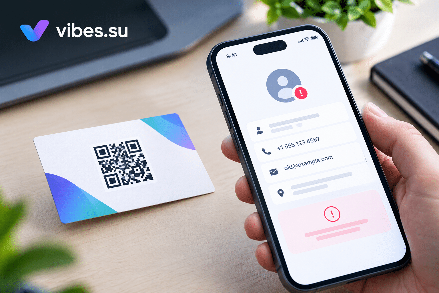 Визитка с QR-кодом и смартфон с устаревшими контактными данными после сканирования